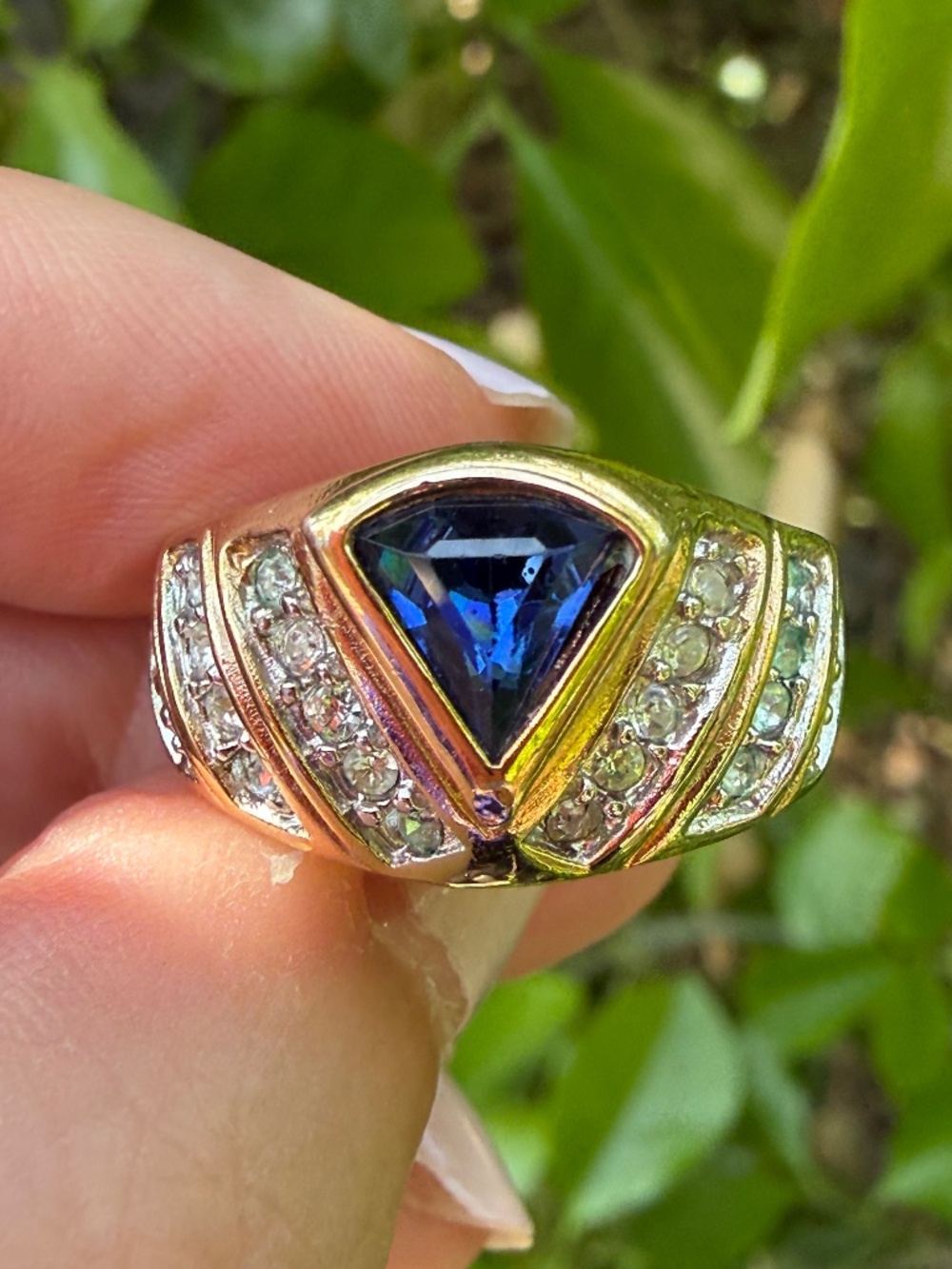 VINTAGE 18K YELLOW GOLD PLATED TRIANGLE CUT BLUE CLEAR PASTE GLASS STONES RING